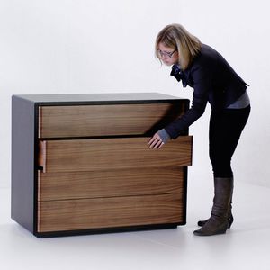 moderne Kommode / lackiertes Holz / aus Eiche / aus Nussbaum