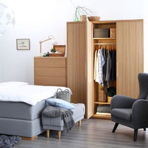 moderner Kleiderschrank