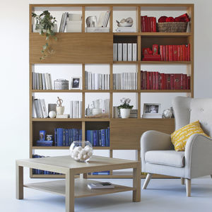 hohes Regal / modern / lackiertes Holz / aus Eiche