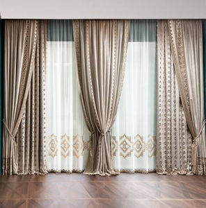 Vorhang mit geometrischen Motiven