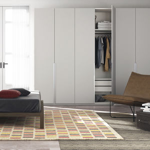 moderner Kleiderschrank