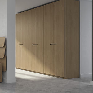moderner Kleiderschrank
