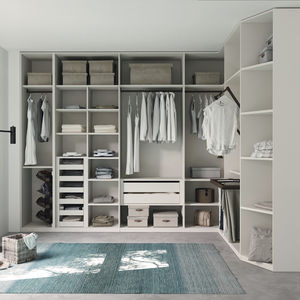Begehbarer Kleiderschrank / Eck