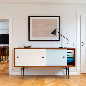 Sideboard mit hohen Beinen