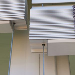 Öffnungssystem für Jalousie / Jalousie