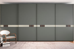 moderner Kleiderschrank