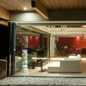 Leuchtsäule / originelles Design / Stahl / LED / Innenraum