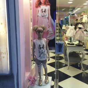 Kind Schaufensterpuppe / realistisch / sitzend / High-End