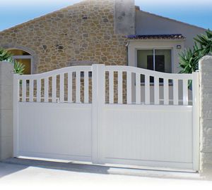 einflügelige Tore / Schiebe / thermolackiertes Aluminium / Lamellen