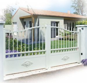 einflügelige Tore / Schiebe / thermolackiertes Aluminium / mit Stangen
