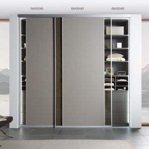 moderner Kleiderschrank