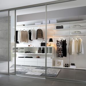 moderner begehbarer Kleiderschrank