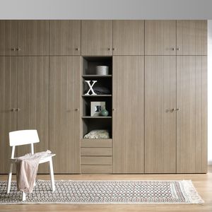 moderner Kleiderschrank