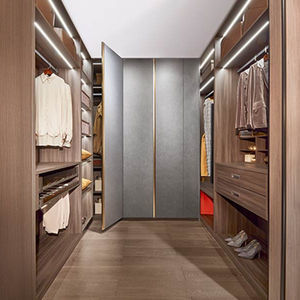 wandmontierter begehbarer Kleiderschrank