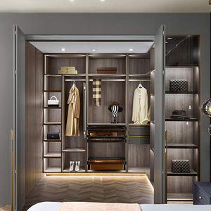 Begehbarer Kleiderschrank / Eck