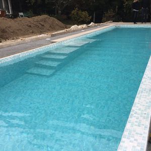 teileingebautes Schwimmbecken
