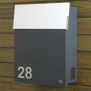 wandmontierter Briefkasten