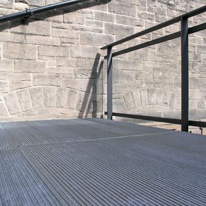Gitterrost / verzinkter Stahl / Edelstahl / für Übergang / für Außenböden
