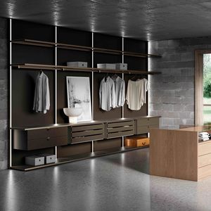 wandmontierter begehbarer Kleiderschrank