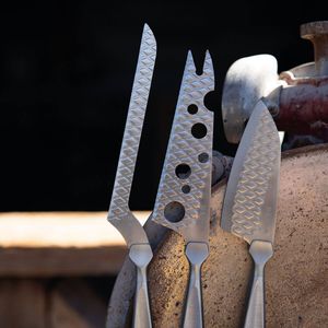 Käsemesser mit Metallgriff