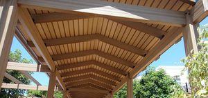 selbsttragende Pergola / aus Verbundholz / Holzdach / Objektmöbel