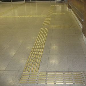 Taktiles Bodenleitsystem / mit Blindenleitsystem 1