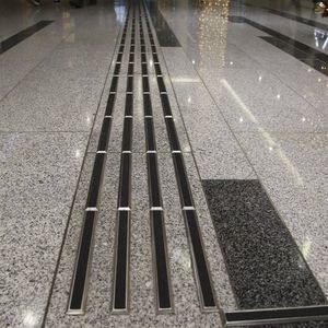 Taktiles Bodenleitsystem / mit Blindenleitsystem 1