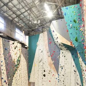 festinstallierte Kletterwand