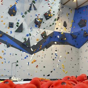 festinstallierte Kletterwand