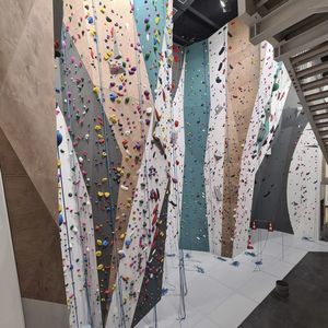 festinstallierte Kletterwand