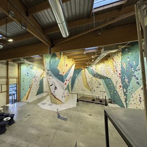 festinstallierte Kletterwand