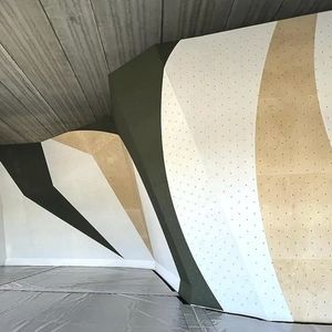 festinstallierte Kletterwand
