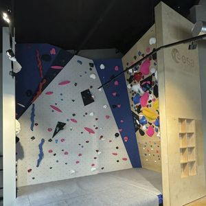 festinstallierte Kletterwand