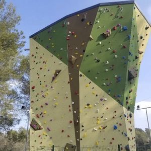 festinstallierte Kletterwand 1