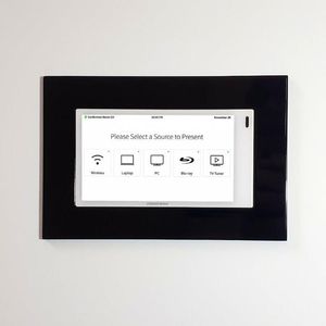 wandmontierter Halter für Touchscreen