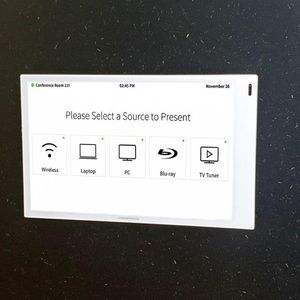 wandmontierter Halter für Touchscreen