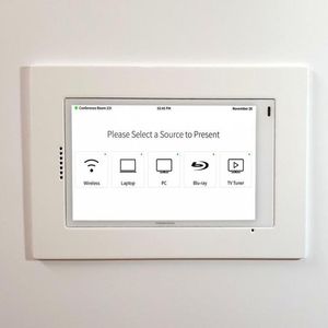 wandmontierter Halter für Touchscreen