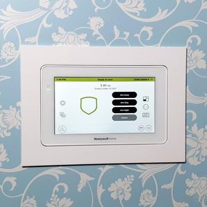 wandmontierter Halter für Touchscreen