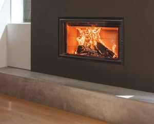 Holzkamin / modern / geschlossene Feuerstelle / Einbau