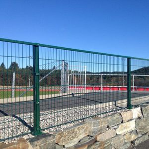 Zaun / geschweißter Maschendraht