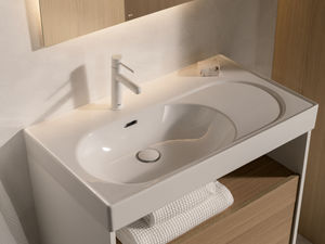 wandhängendes Waschbecken 1