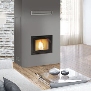 Pelletskamin / modern / geschlossene Feuerstelle / Einbau