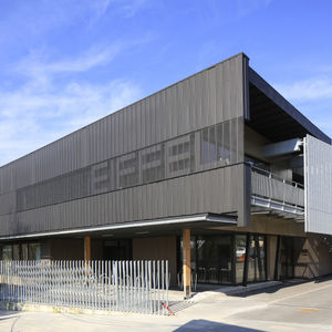 Hinterlüftete Fassade / aus Titanzink / in Plattenform / farbig