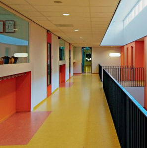 Linoleum-Bodenbelag / für Tertiärsektor / in Rollenform / glatt