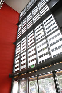 Platten-Vorhangfassade / Photovoltaik