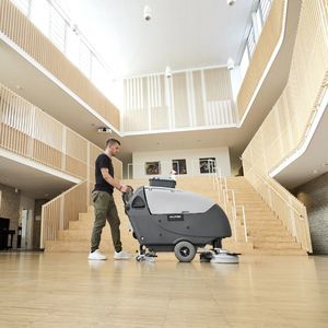 handgeführte Scheuersaugmaschine 1