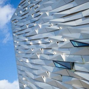 Hinterlüftete Fassade / anodisiertes Aluminium