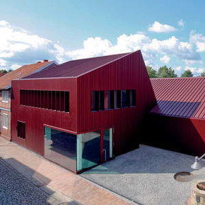 Hinterlüftete Fassade / anodisiertes Aluminium 1