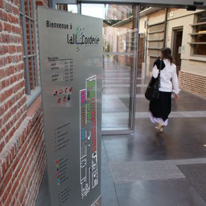 Stele zur Beschilderung / barrierefreier Beschriftung / für öffentliche Bereiche