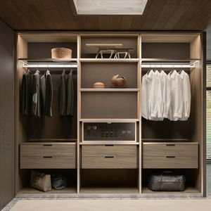 Begehbarer Kleiderschrank / Eck